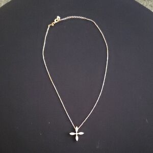 Elegant Yellow Gold Flower Pendant Necklace NWOT 18 Inches